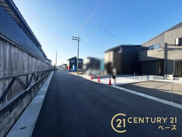 桜井市西之宮 ２号棟 ／新築一戸建の前面道路含む現地写真|前面道路は広々約６ｍ！お車の出し入れラクラク！