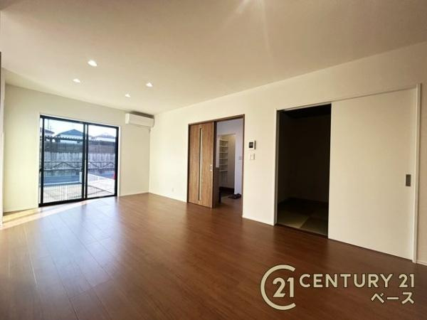 桜井市西之宮 ２号棟 ／新築一戸建の居間・リビング|■現地撮影写真■南向きの大きな窓から柔らかい光が射し込みます。