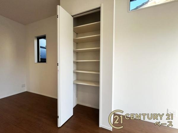 桜井市西之宮 ２号棟 ／新築一戸建の収納|■現地撮影写真■リビングにはあるとうれしい収納付き！