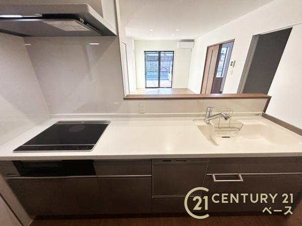 桜井市西之宮 ２号棟 ／新築一戸建のキッチン|■現地撮影写真■収納力と使いやすさを追求したシステムキッチンです！食洗機付きで毎日の洗い物も楽々！