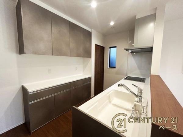 桜井市西之宮 ２号棟 ／新築一戸建のキッチン|■現地撮影写真■キッチンに収納力たっぷりのカップボードとパントリーがあります！