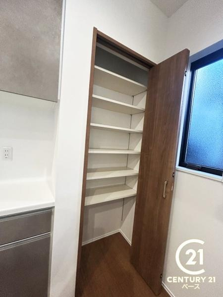 桜井市西之宮 ２号棟 ／新築一戸建の収納|■現地撮影写真■キッチン横にはスッキリ片付くパントリー収納を完備！