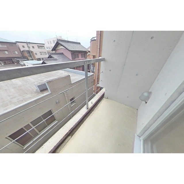 岐阜市南鶉４丁目のアパートのバルコニー