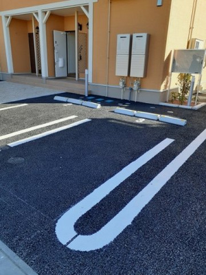【駐車場】 | アベニールカルミア | 駐車場があるので、車を買う予定の方も安心です