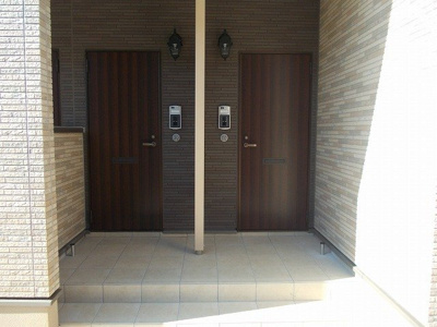 【エントランス】 | グランファミーユⅠ | 落ち着いたエントランスです