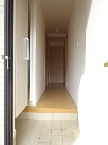 ヒルズの玄関|明るい玄関です