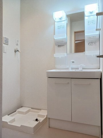 ブリアンベル・ウッドⅡの洗面所|脱衣スペースもあります