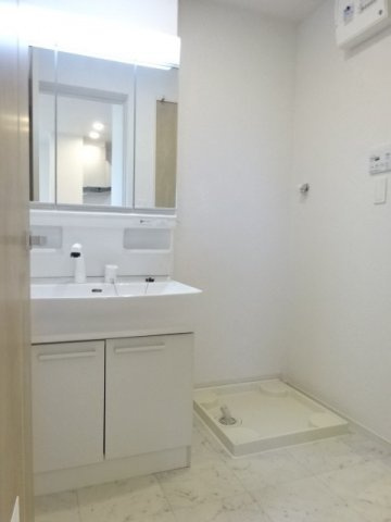 ＭＫハイツ　Ｂの洗面所|明るい洗面所です