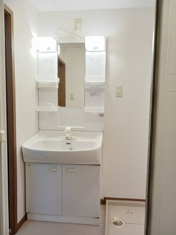 パルテールＡの洗面所|明るい洗面所です