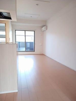 【居間・リビング】 | アムール下津Ⅱ | こちらのリビングで趣味の時間をお楽しみください