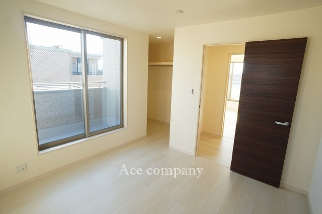 【子供部屋】 | 東大阪市永和3丁目　【1号棟/全2棟】 | 【3階：洋室約6.1帖】南向きのバルコニーに面したお部屋です☆