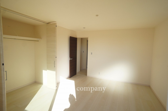 【寝室】 | 東大阪市永和3丁目　【1号棟/全2棟】 | 【3階：ゆったり洋室約9帖♪】クローゼット完備です♪