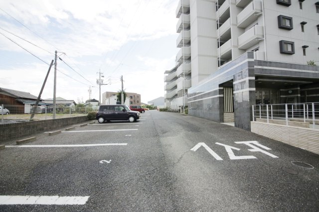 ブランドゥースの駐車場