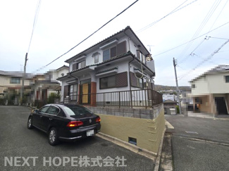 【外観】 | 昭和６３年３月建築！角地で明るく開放的なオール電化住宅です！！令和７年１１月室内外リフォーム済み！お待たせ無しで即ご入居していただけます！！