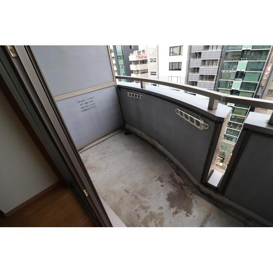 フロンティア恵比寿のバルコニー|外からの目が気にならないバルコニーで洗濯物が干せます