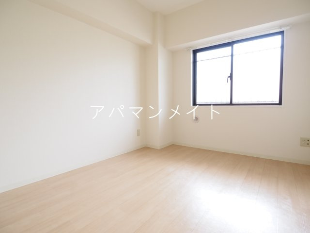 【寝室】 | YMDⅢマンション | 使い勝手のいい寝室です