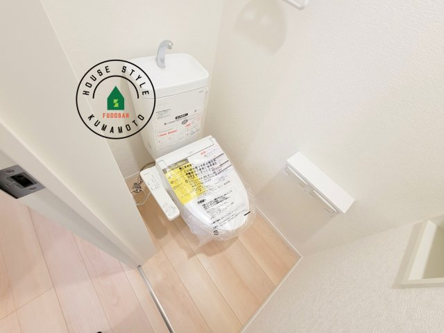 合志市栄第6-1棟(1号棟)の内観：施工例|トイレ・ウォシュレット付。快適で衛生的な洗浄機能付温水シャワートイレです。収納や手すりもついてます。