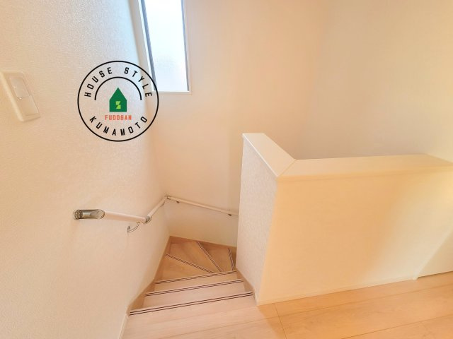 合志市栄第6-1棟(1号棟)の内観：施工例|＜手すり付階段＞手すりがないと階段の昇り降りで危険なことはもちろん、壁に手をつきながら歩くことで壁紙が汚れやすくなります。すべての方に快適に昇り降りしていただくため、手すりを設置しました。