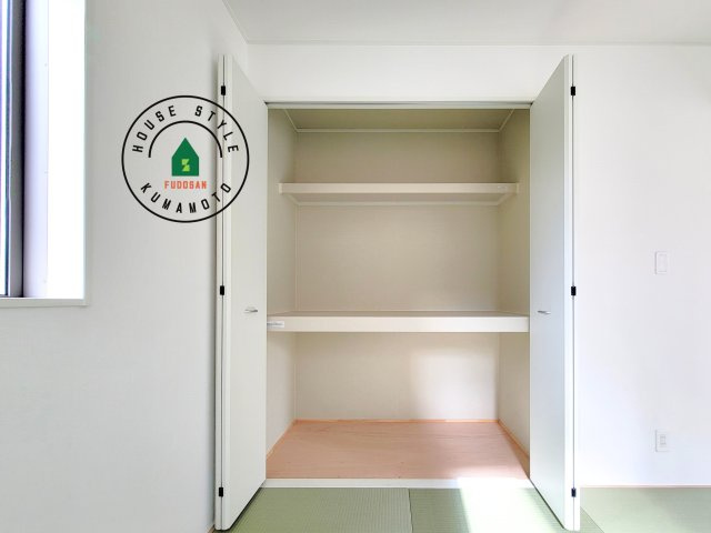 合志市栄第6-1棟(1号棟)の内観：施工例|壁面クローゼットのメリットは、衣類が横一列に並ぶためひと目で洋服が選びやすいこと。衣類をたくさんお持ちの方も、限られたスペース内に無理なく収納することができます。