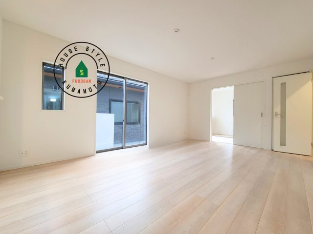 合志市栄第6-1棟(1号棟)の内観：施工例|キッチンからリビングをしっかり確認できます。家族の笑顔があふれる空間になりそうですね。