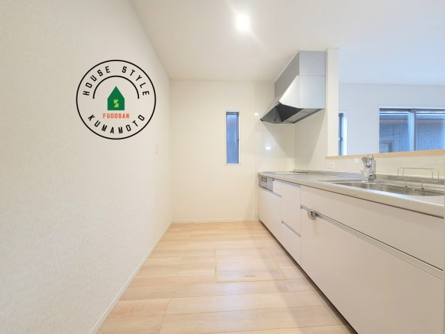 合志市栄第6-1棟(1号棟)の内観：施工例|カウンターキッチンなら、リビングで遊ぶ子供の様子を見ながら料理ができるので安心です。料理を運んでもらったり、子供にお手伝いしてもらいやすいのもいいですね。