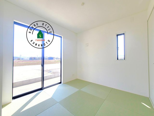 合志市栄第6-1棟(1号棟)の内観：施工例|和室を上手に活用すると暮らし方の幅が広がります。例えば普段は開け放して、子供の小さいうちはお昼寝や遊びのスペースに。畳はソフトなので転んでもケガをしにくく安心です