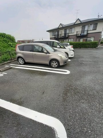 アムールの駐車場