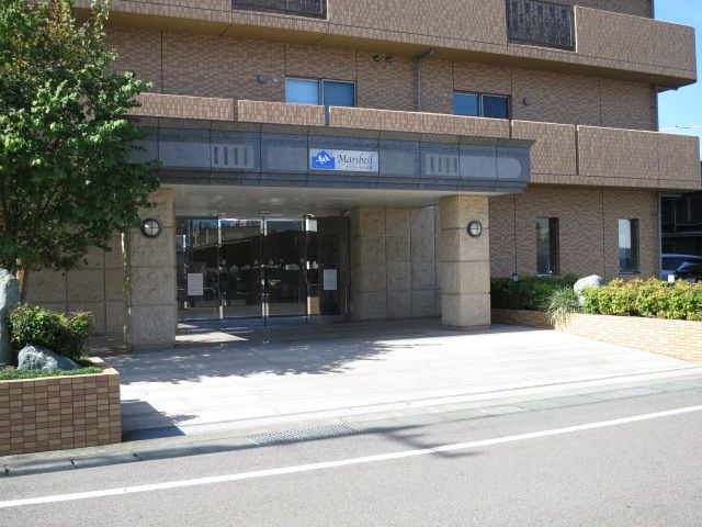 マリベール中須賀のエントランス