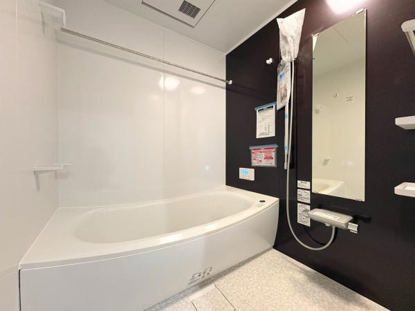 つのこばるヴィレッジ　Ｂ棟の浴室|スタイリッシュなデザインのユニットバスです。広々とした浴槽が特徴となっています。清潔感のある壁面でお手入れも簡単です。