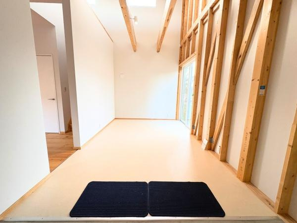 つのこばるヴィレッジ　Ｂ棟の内装|天井の梁が特徴的な空間です。明るい光が差し込む開放的な室内です。壁面の木材がアクセントとなっています。白と木目のコントラストが印象的です。