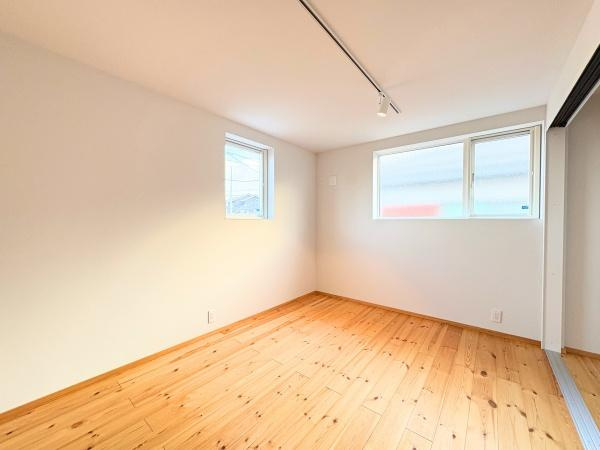 つのこばるヴィレッジ　Ｂ棟の洋室|2面採光の明るい洋室です。ナチュラルな木目調フローリングが特徴的です。シンプルな内装でお好みに合わせたアレンジが可能です。余計な柱や梁が少なくすっきりとした印象です。