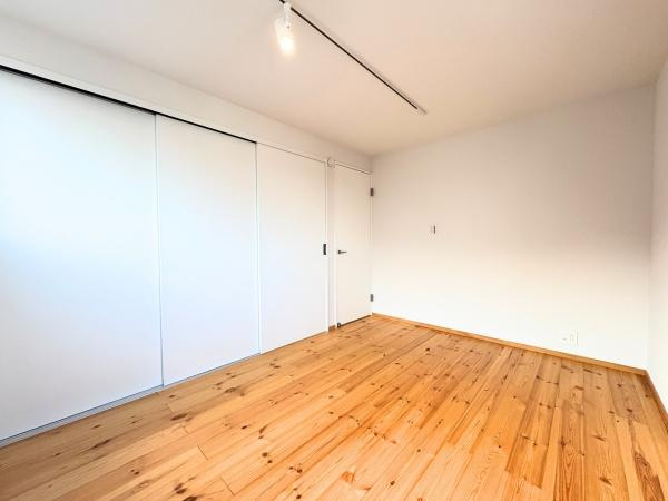 つのこばるヴィレッジ　Ｂ棟の洋室|ナチュラルな木目調のフローリングが印象的な洋室です。シンプルな白い壁と天井が空間をより明るく感じさせます。大型の収納スペースがありお部屋をすっきり保てます。