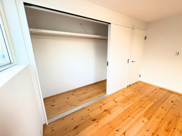 つのこばるヴィレッジ　Ｂ棟の収納|大きな引き戸付きの収納スペースが備わっています。奥行きと幅がしっかりと確保されているため使い勝手の良い設計です。室内は明るく木目の床が温かみのある印象を与えます。