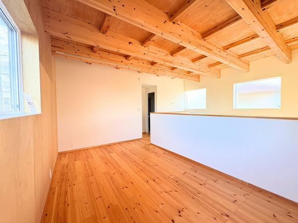 つのこばるヴィレッジ　Ｂ棟の洋室|木の温もりを感じる床材が特徴的です。天井の梁が空間にアクセントを与えています。二面採光で室内に明るさを取り入れやすい空間です。壁と天井のコントラストが印象的なデザインになっています。