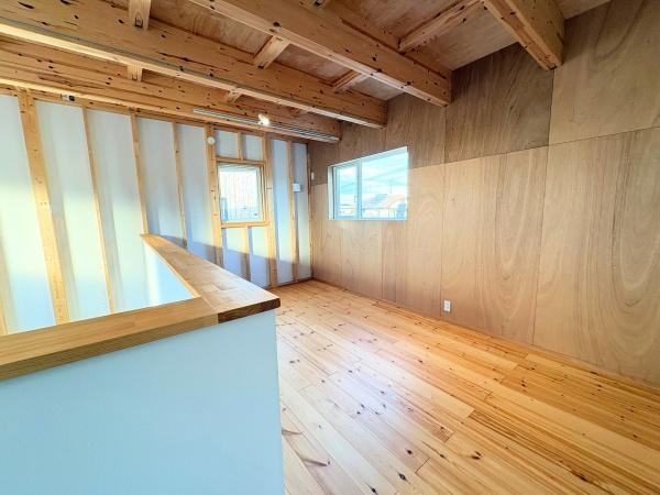 つのこばるヴィレッジ　Ｂ棟の洋室|木の温もりを感じる洋室です。天井の梁が印象的で開放感があります。広めの窓が二面にあり明るい室内です。床材や壁面の素材感も魅力です。