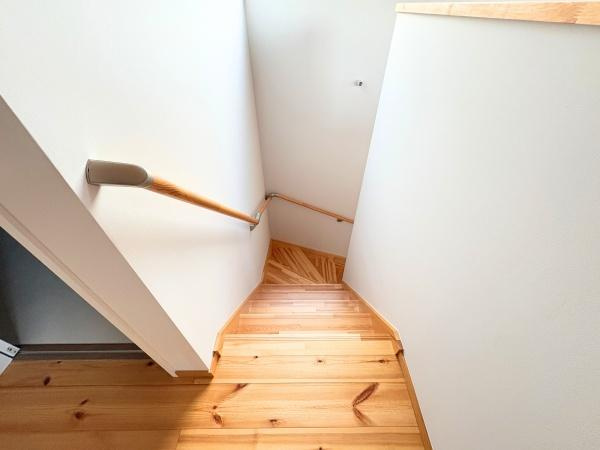 つのこばるヴィレッジ　Ｂ棟の内装|明るい光が差し込む階段スペースです。木の温もりが感じられるフローリング仕様です。手すりが設置されており安心して昇降できます。
