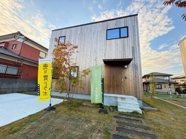 つのこばるヴィレッジ　Ｂ棟の外観|木目の外観が目を引く住まいです。シンプルなフォルムがスタイリッシュな印象を与えます。緑と調和したデザインが特徴です。