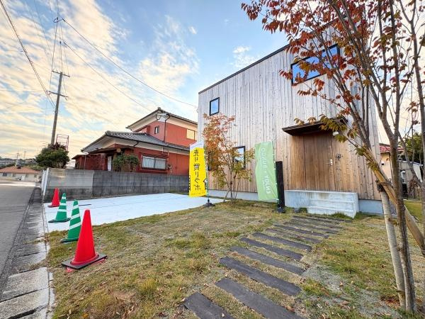 つのこばるヴィレッジ　Ｂ棟の駐車場|敷地内に駐車スペースが確保されておりますので車の出し入れがしやすい環境です。住宅前にあり移動がスムーズです。ゆとりのある駐車場設計となっています。