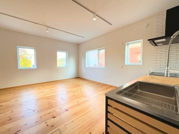 つのこばるヴィレッジ　Ｂ棟の居間・リビング|リビングは大きな窓が複数あり自然光がたっぷりと入ります。明るく開放的な空間が広がっています。木目調の床材は温かみを演出します。シンプルな内装でアレンジもしやすいです。