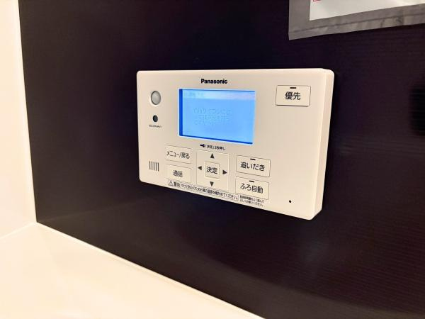 つのこばるヴィレッジ　Ｂ棟のその他|バスルームに設置されたパナソニック製の操作パネルが日々の生活を快適にサポートします。視認性の高い液晶ディスプレイが採用されています。使いやすい配置とシンプルなボタンが魅力です。