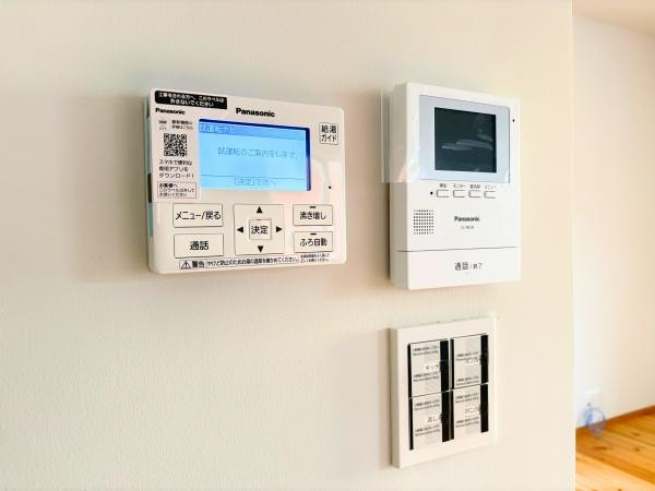 つのこばるヴィレッジ　Ｂ棟のその他|壁面にはシンプルなデザインのコントロールパネルが設置されています。使いやすい配置で操作性に配慮されています。すっきりとした印象で室内の雰囲気にも調和します。