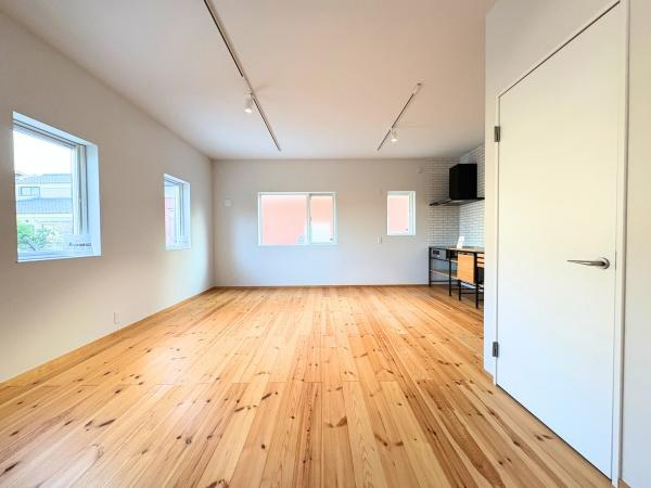 つのこばるヴィレッジ　Ｂ棟の居間・リビング|明るい日差しが差し込むリビングは開放感のある空間です。窓が多く風通しもしやすい設計となっています。木目の美しいフローリングが温かみを演出します。シンプルな内装で好みのインテリアを楽しめます。