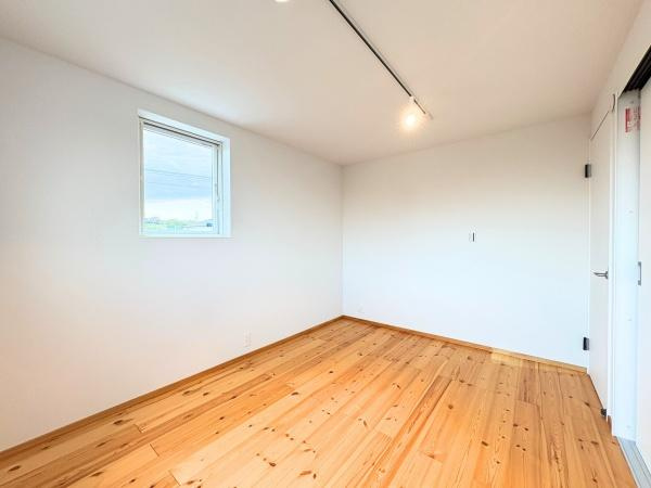 つのこばるヴィレッジ　A棟の洋室|明るい自然光が差し込む洋室です。白を基調とした壁と木目調の床が調和しています。シンプルな内装でさまざまな家具と相性が良いです。