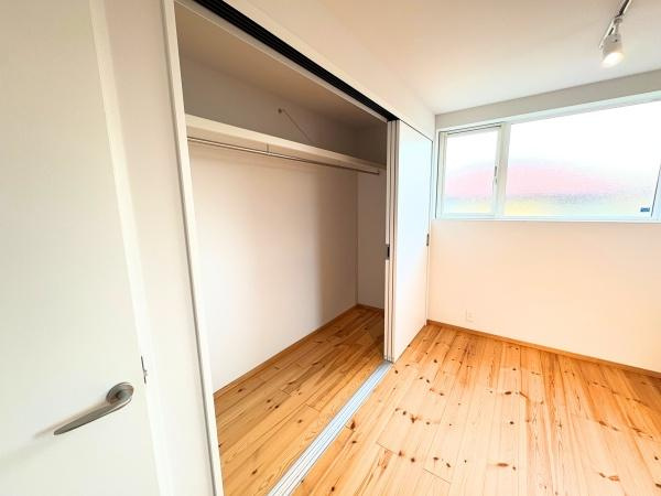 つのこばるヴィレッジ　A棟の収納|扉付きの収納スペースがありお部屋をすっきりと保つことができます。床は木目調で温かみが感じられます。大きな窓から光が入り明るい空間を実現しています。収納スペースは奥行きがあり使い勝手が良いです。