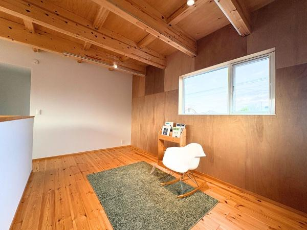 つのこばるヴィレッジ　A棟の洋室|大きな窓から自然光が射し込む明るい空間となっています。天井の梁がアクセントになりシンプルで洗練された印象を与えます。ナチュラルなフローリングと壁材の調和が魅力です。