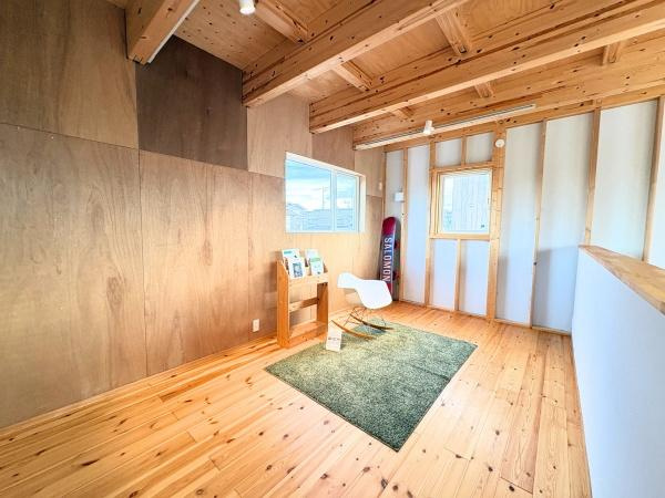 つのこばるヴィレッジ　A棟の洋室|木の温もりを感じられる空間です。天井の梁や床材がナチュラルな印象を与えます。窓から光が差し込み明るい空間となっています。開放感のある広さも魅力的です。シンプルで使いやすい室内構成です。