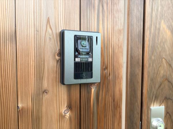 つのこばるヴィレッジ　A棟のその他|玄関にはカメラ付きインターホンが設置されています。訪問者を確認できるので安心感があります。木目のドアと調和したデザインも特徴です。