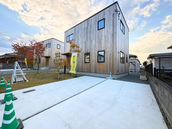 つのこばるヴィレッジ　A棟の駐車場|ゆとりのある駐車スペースが確保されています。コンクリート仕上げで整然とした印象です。敷地前も広々としていて車の出し入れもスムーズです。