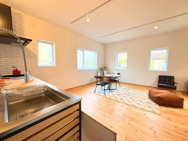 つのこばるヴィレッジ　A棟の居間・リビング|リビングが明るく広々とした空間です。窓が多く自然光がたっぷり差し込みます。木目調のフローリングが温かみを感じさせます。リラックスできる雰囲気が魅力的です。