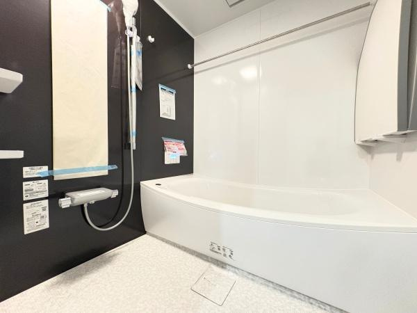 つのこばるヴィレッジ　A棟の浴室|白を基調としたクリーンなデザインのバスルームです。広々とした浴槽が印象的でモダンな雰囲気を感じられます。壁面のツートンカラーが空間を引き締め実用性とデザイン性の両立が光ります。